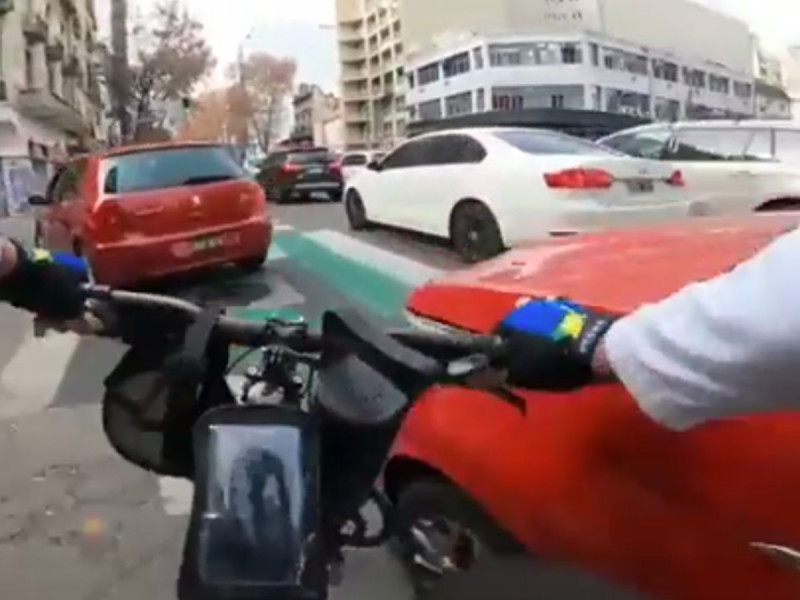 Cyclist deliberately crashes into cars that do not respect the bike path (+VIDEO)