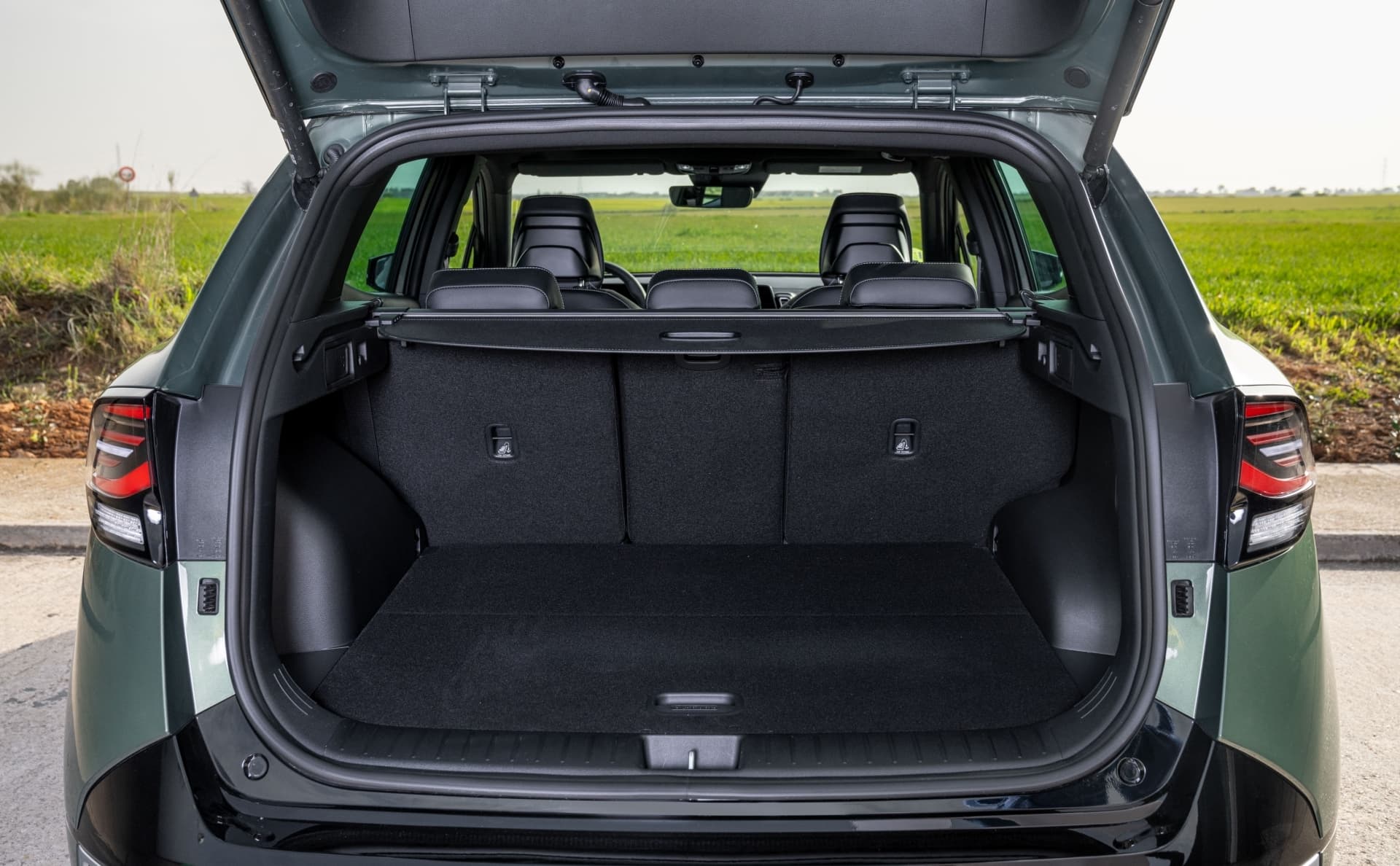 It is no coincidence that it is Kia’s best-selling model: almost 600 liters of luggage space, ECO label and less than €32,000