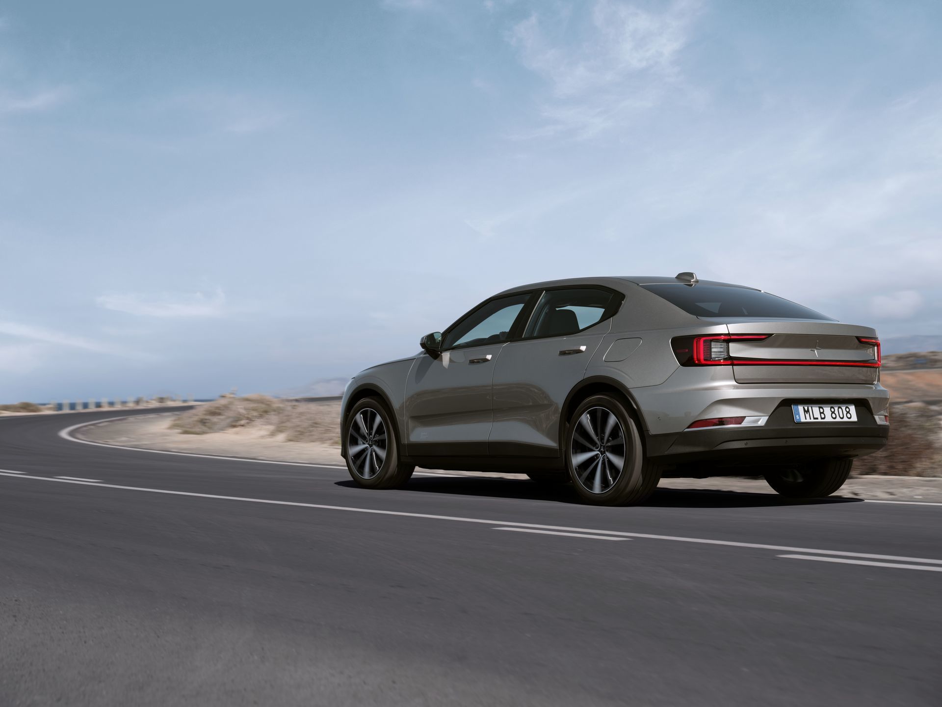 The Polestar 2 responds to Tesla’s offensive with improvements in features and equipment, but also with a price increase