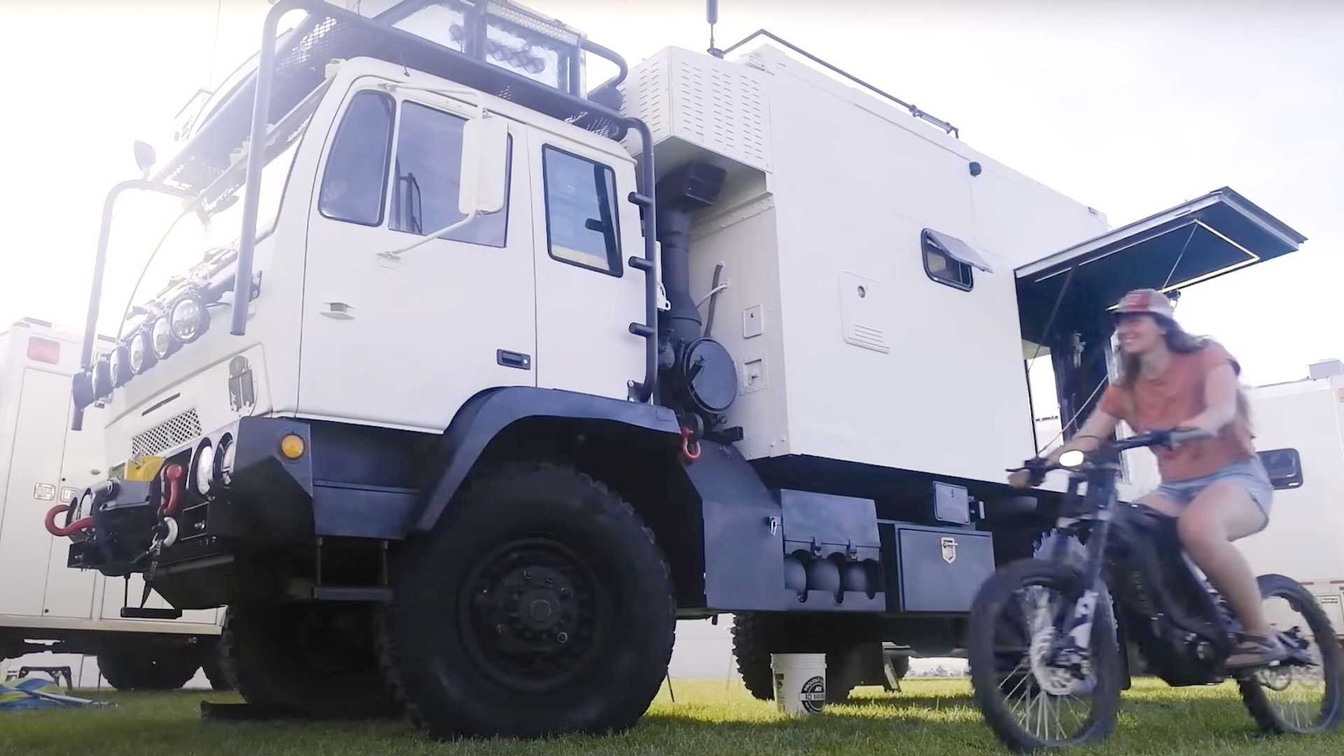 Vehículos militares convertidos en campers de bricolaje listos para cualquier cosa