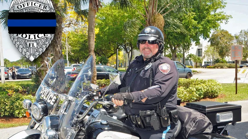 Policeman driving a motorcycle dies from a palm leaf (+Video)